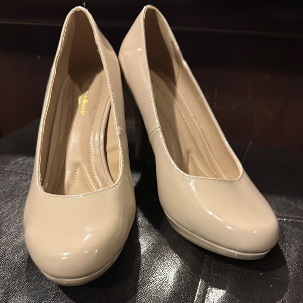 Cloudwalkers Cream Heels with Classic Pump Style and High Thick Heel never worn
